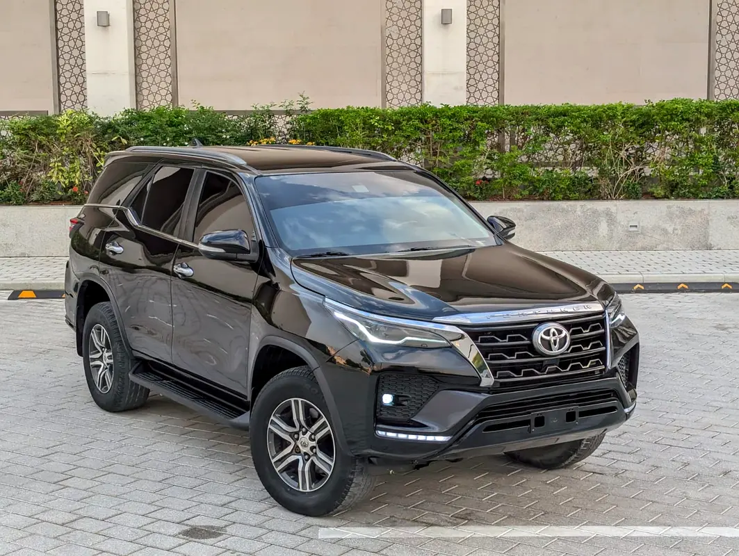 Toyota Fortuner 2017 — photo 1 of 19