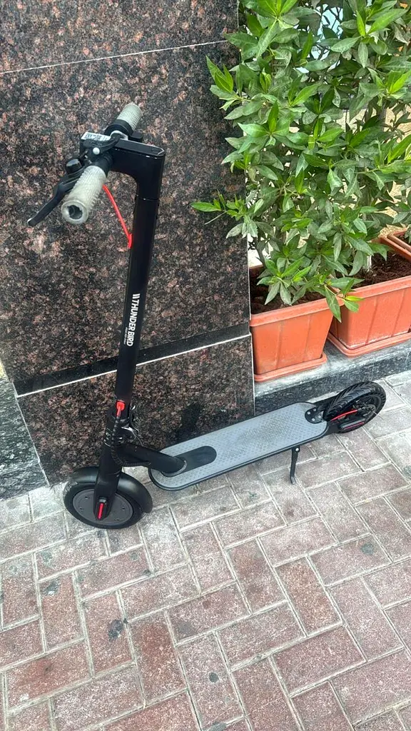 سكوتر كهربائي خفيف الوزن للتنقل بسهولة