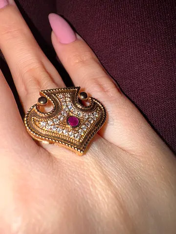 18 KT GOLD RING - Natural Ruby