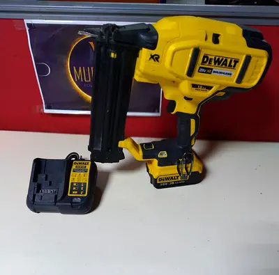 DEWALT DCN681 NAILGUN 18V B.L