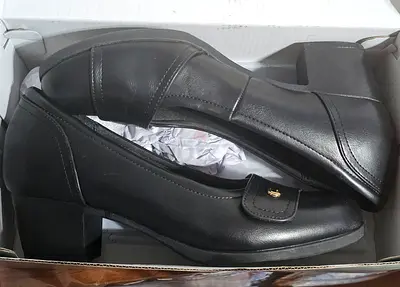 Le Confort Black Shoes with block heels