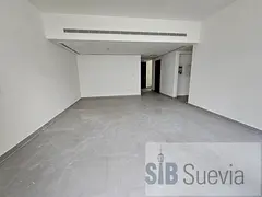 3 Beds | Large Living Space | Corner