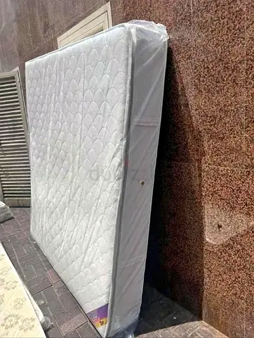 King size mattress 180x200cm with top foam. Same day delivery available