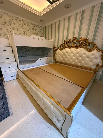 Stylish Queen Size Bed with Drawer Storage