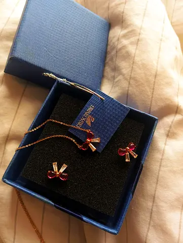 SWAROVSKI Elegant Bow Jewelry Set with Red Accents
