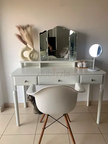 Vanity table