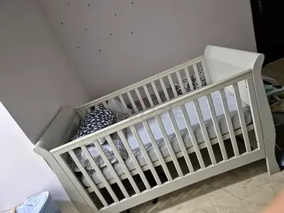 Elegant Baby Crib in Excellent Condition