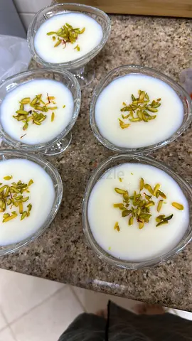 Freelance desserts with presentation