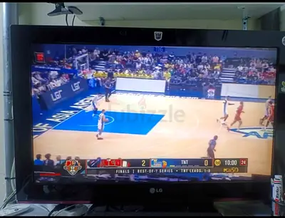 LG 32 LCD with remote