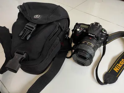 Nikon D-90 DSLR + Nikkor 18-200mm VR DX lens + Bundle - PRICE DROP