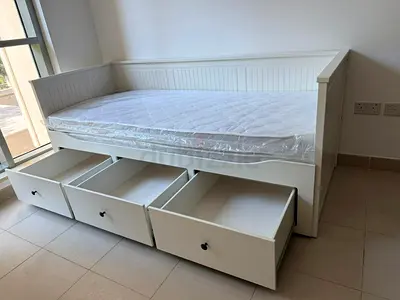 Stylish White Storage Daybed with Drawers
