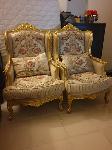 Vintage 2 chairs and 1 coffee table for urgent sale