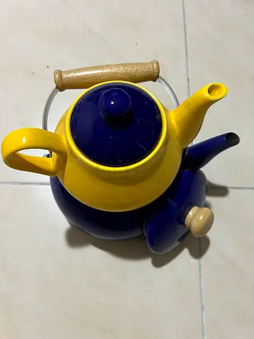 0.75ml porcelain Teapot and 2.2lit steel kettle