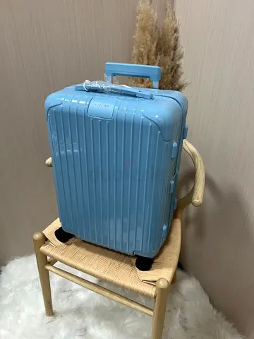 Essential luggage carry on