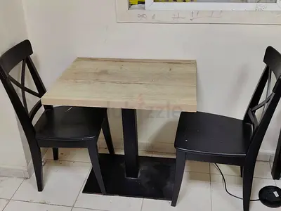طاولة مع كرسيين
