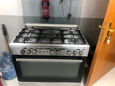 Venus 5 burner electric cooking range in good conditionfor sale