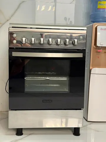 Frigidaire Freestanding 4-burner Gas Cooker W/ Grill, Oven  Rotisserie