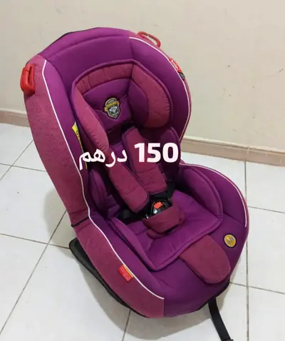 مقاعد سياره للأطفال بحاله ممتازه