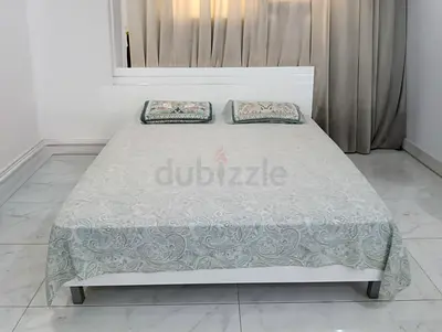 King size (180x200)bed with New mattress bought in November 2025 from PAN EMIRATES in warranty