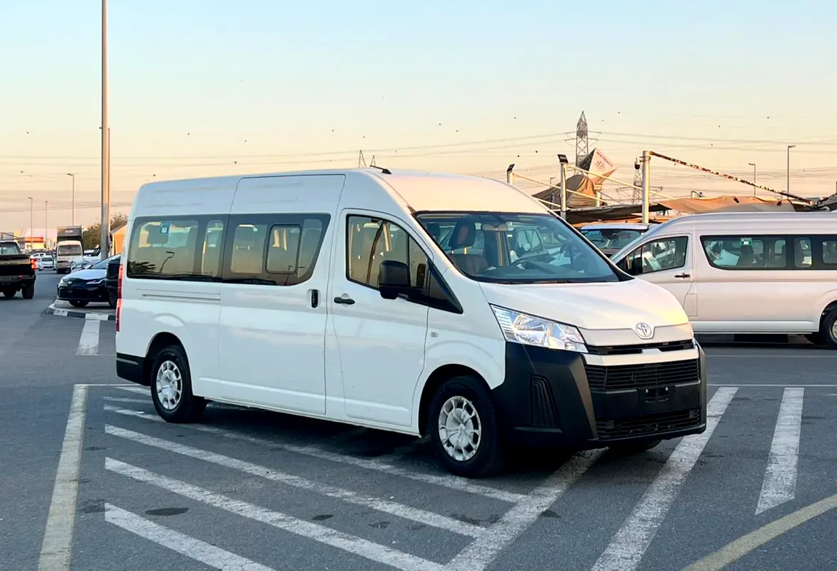 Toyota Hiace 2021 — photo 1 of 19