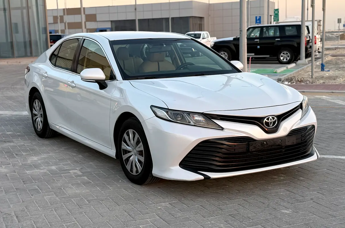 Toyota Camry 2019 — photo 1 of 11