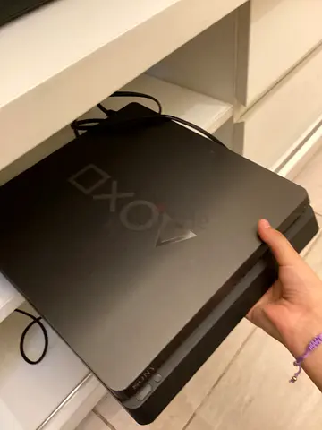 PS4 SLIM WITH 3 CONTROLLERS AND 8 GAMES