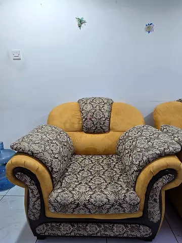 Elegant Floral Patterned Sofa with Comfort