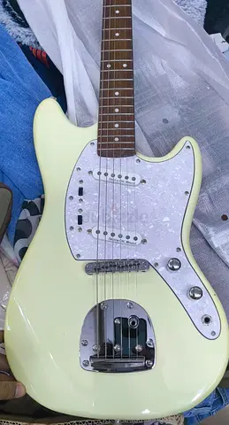 Hybrid electric guitar vintage white.model: IYV ISMF-200VW