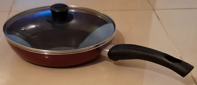 Medium Size Pan With Lid مقلاة قياس وسط مع غطاء