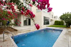 Private developer | Pool | Closed garage