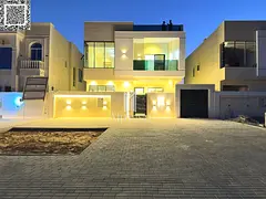Une villa moderne et très luxueuse, avec une façade entièrement en pierre et un intérieur très 