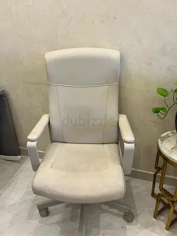 Sleek White Office Chair in Great Condition