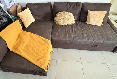 Comfortable Brown Sectional Sofa with Cozy Accents