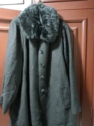 Cozy Black Winter Coat with Faux Fur Collar