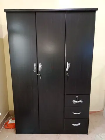3 door wardrobe selling brand new