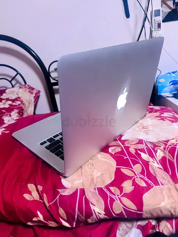 Sleek Apple MacBook - Perfect for Work and Play!