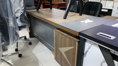 Modern Executive Desk with Stylish Design