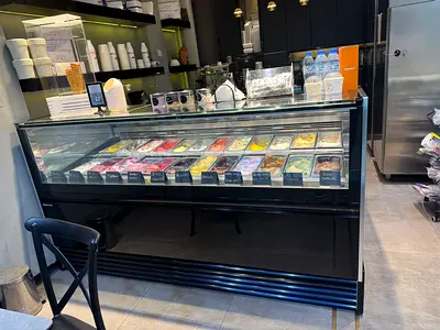 For sale: ice cream / gelato shop equipment in excellent condition, suitable for an existing shop or