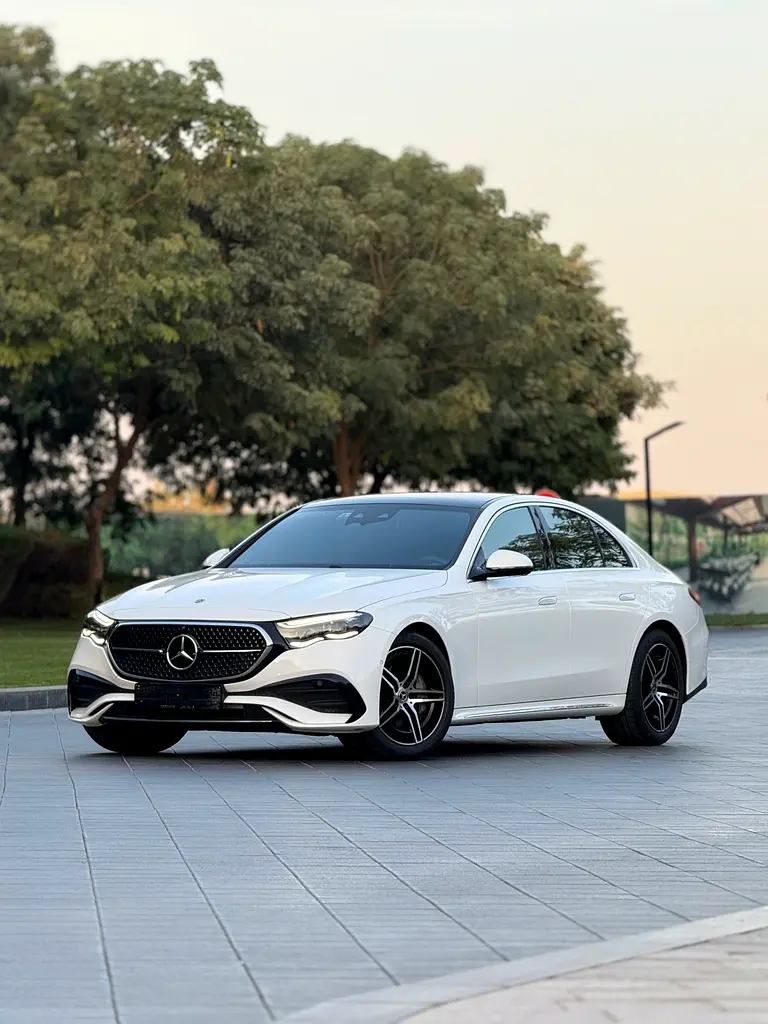 Mercedes-Benz E-Class 2024 — photo 1 of 10