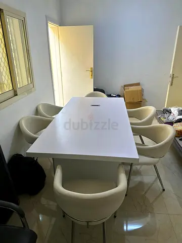 Modern lenght white meeting Table with 6 Modern Chairs