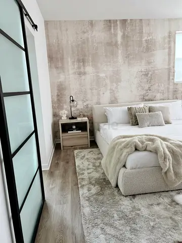 Stylish Modern Bedroom Set with Cozy Rug