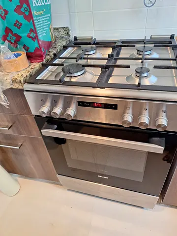 Siemens latest model 4 burner top gas oven electric