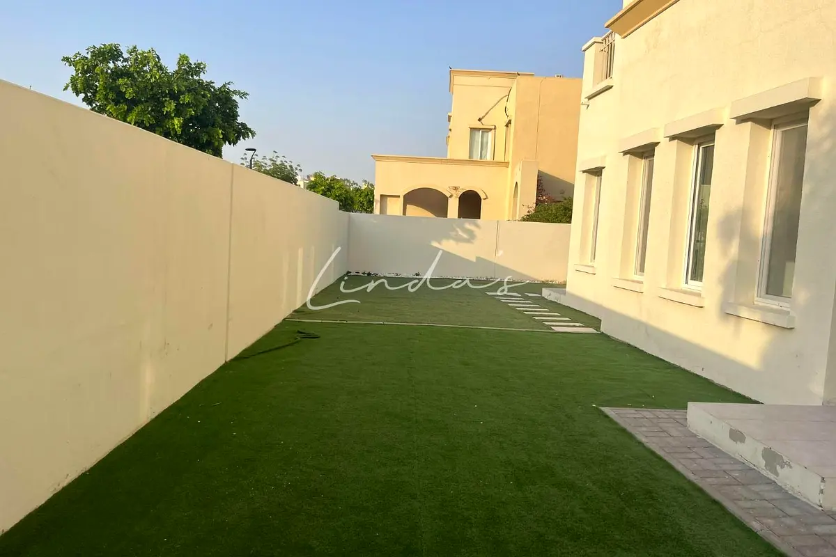 فيلا تاون هاوس ممتدة بـ 3 غرف نوم بالإضافة إلى غرفة خادمة | غرفة دراسة كبيرة | متاحة للإيجار فورًا