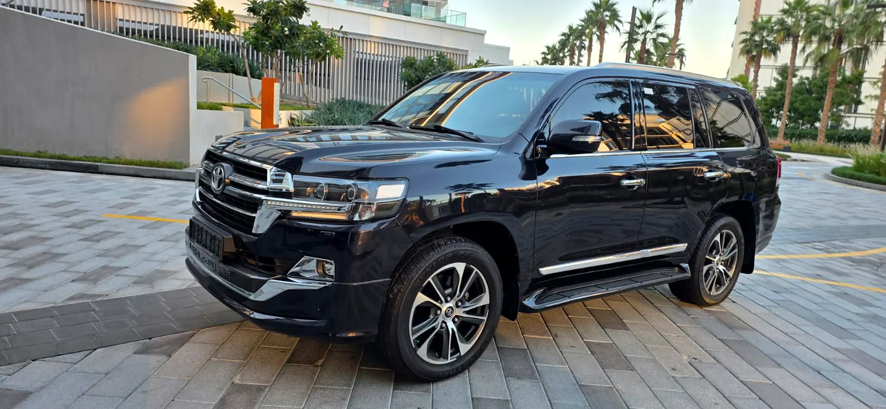 Toyota Land Cruiser 2020 — photo 1 of 14