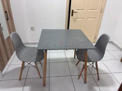 Table with 2 chairs