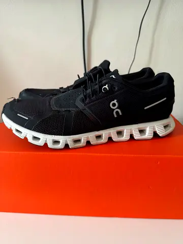 Original OC sneakers size 42 for Aed 90