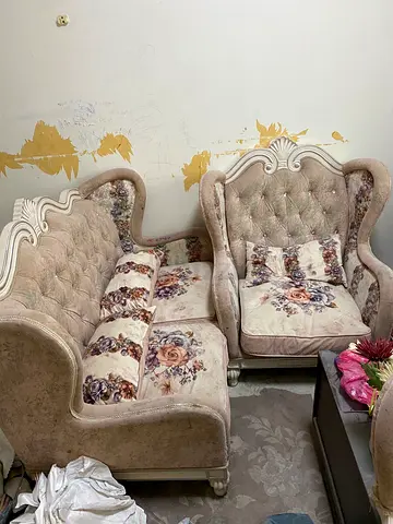 Elegant Vintage Sofa Set with Floral Design