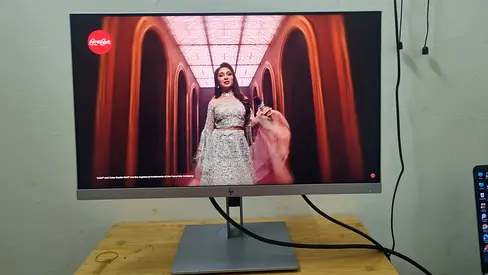 HP E243 24” Monitor – Excellent Condition | HDMI + Power Cable + Free Laptop Tray