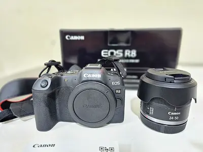 Canon R8 with kitlens 24 50 mm