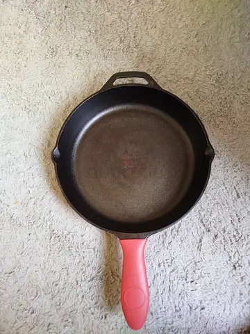 Cast Iron Skillet with Silicone Handle